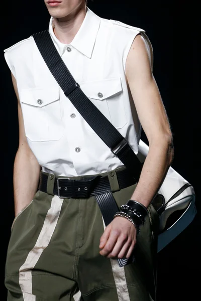 Look 25